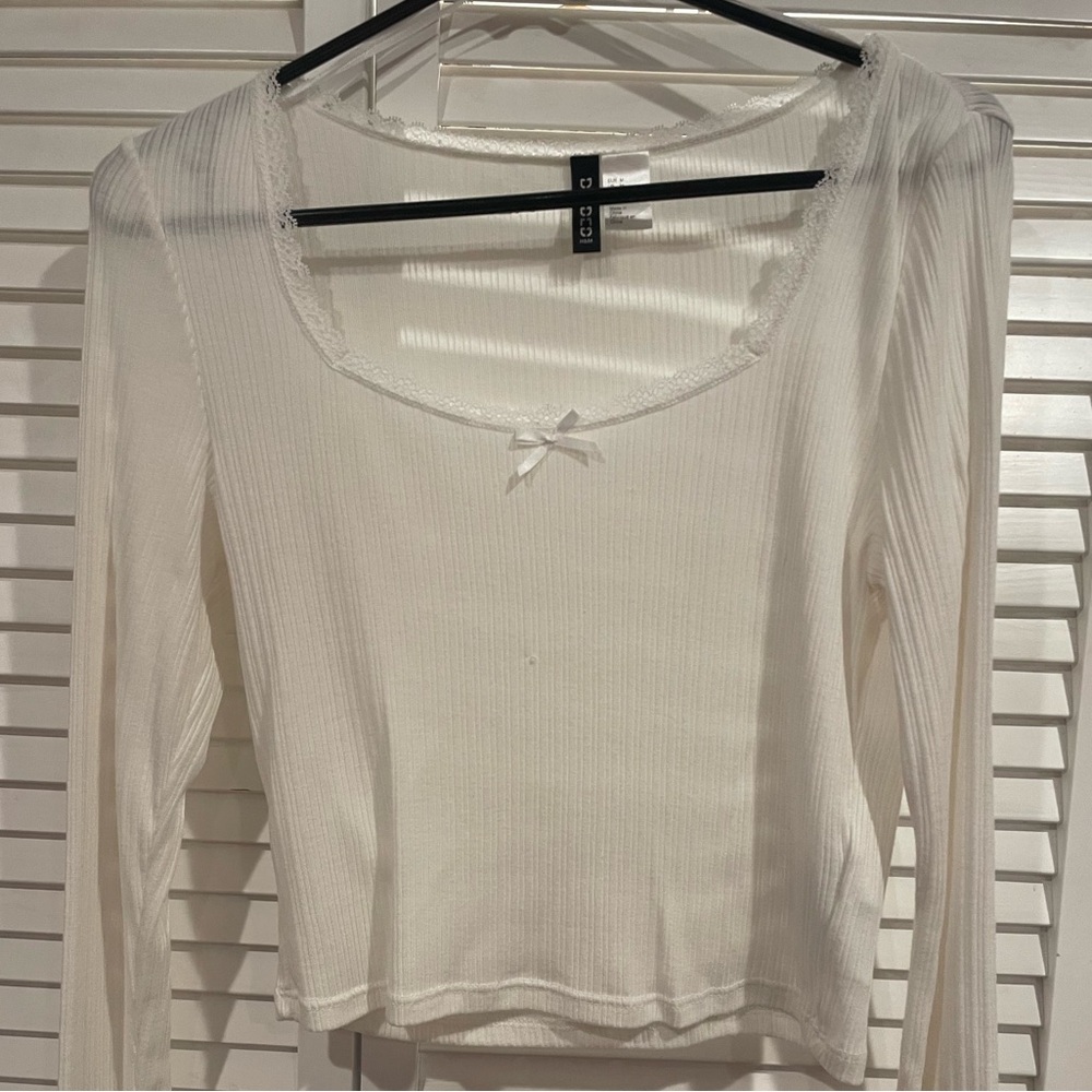 Cute,thin, laced white long sleeve top!